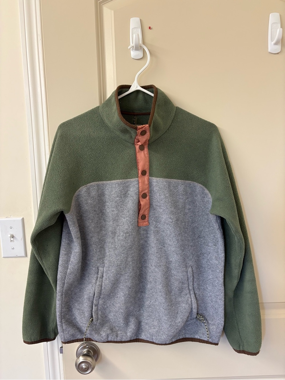 Women’s Green and Gray Snap-Placket Fleece Pullover